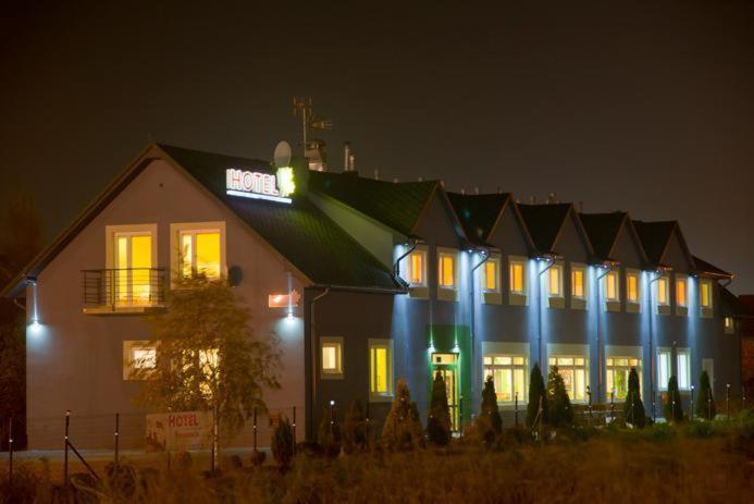 Hotel Wena Kielce Bagian luar foto